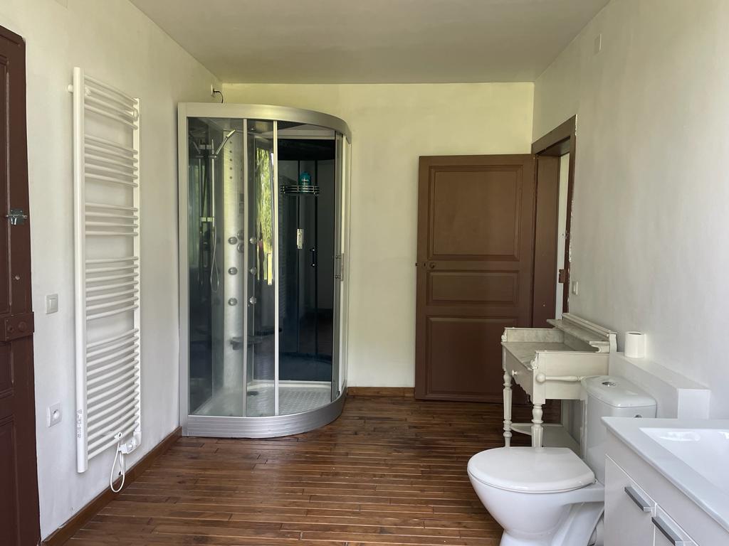 Large Bathroom With Music Shower