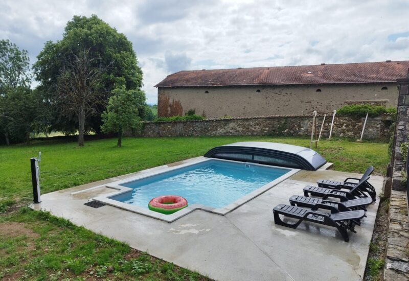 Chateau a louer dans le Cantal avec piscine